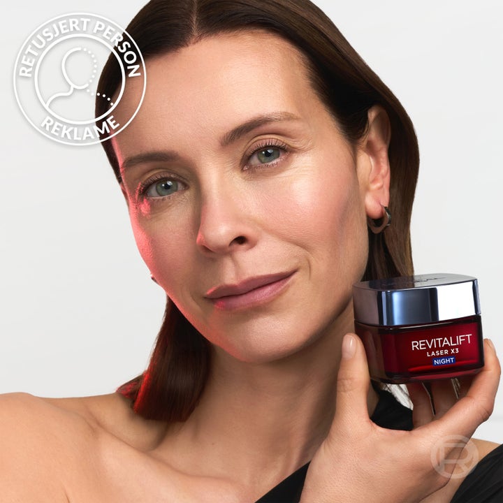 L'Oréal Paris Revitalift Laser nattkräm 50 ml i röd glasburk visas av kvinna för slätare hy.