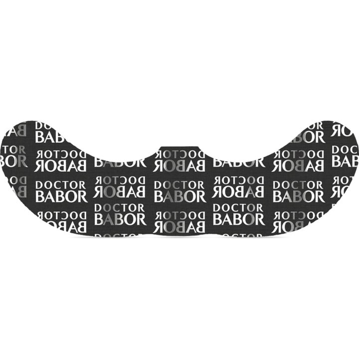 Doctor Babor retinol anti-aging patches är en Babor ögonmask i svart textil med vit logotyp som ger en utslätande effekt.