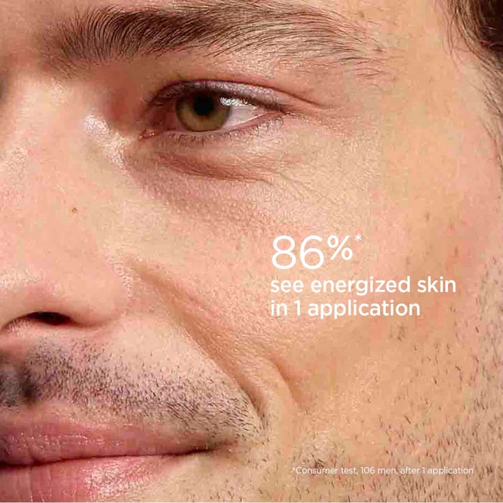 Clarins Men Energizing Gel 50 ml ansiktsgel för piggare hy visas på en mans ansikte med texten 86% see energized skin.