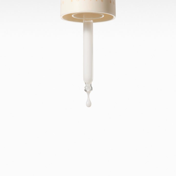 Dr. Ceuracle Vegan Niacin & Rice Ampoule 30 ml koreanskt niacinamide serum med en mjölkvit droppe som faller från en pipett