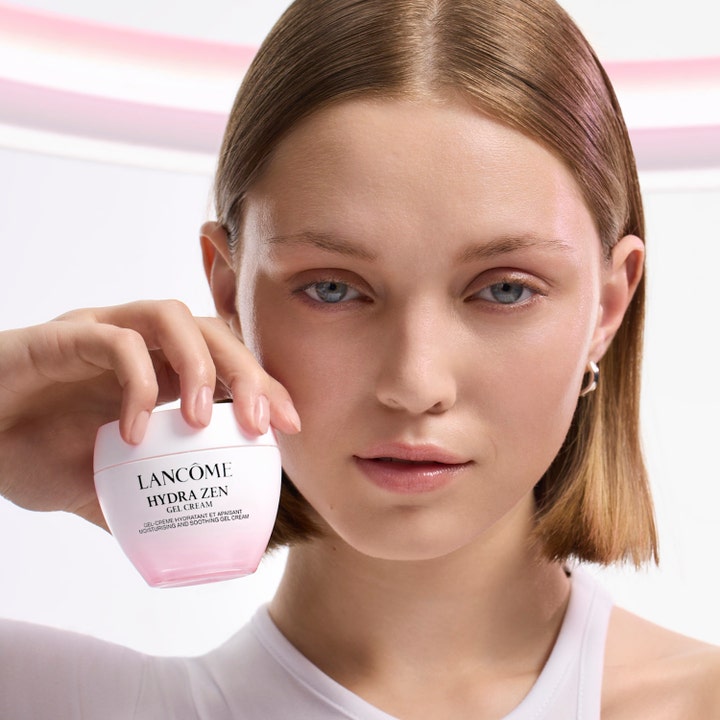 Lancôme Hydra Zen Gel Cream 50 ml fuktgivande ansiktskräm med lugnande effekt hålls av en kvinna.