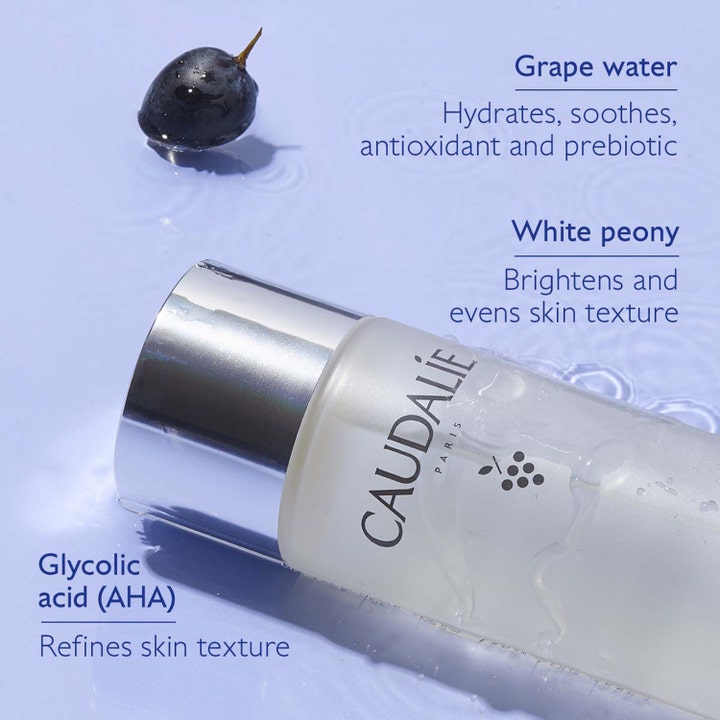 Caudalie Vinoperfect Glycolic Essence 100 ml lystergivande essence i frostat glas med silverlock i vatten.