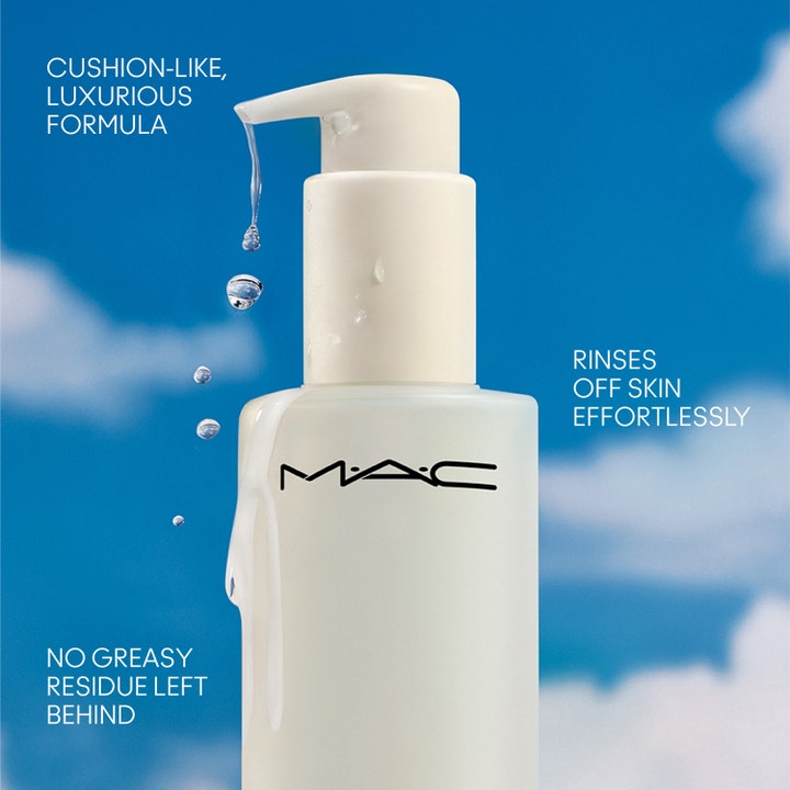 MAC Cosmetics Hyper Real Fresh Canvas Cleansing Oil 200 ml djuprengörande ansiktsolja i vit pumpflaska mot blå himmel