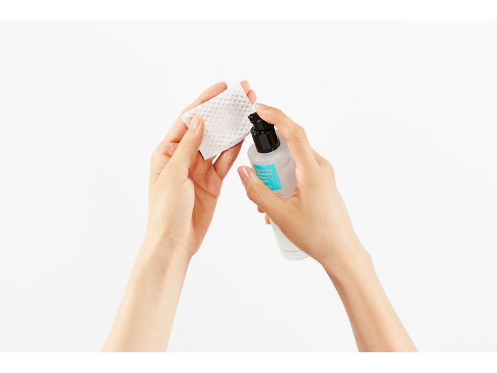 COSRX Two In One Poreless Power Liquid 100 ml toner mot stora porer appliceras på bomullsrondell från pumpflaska