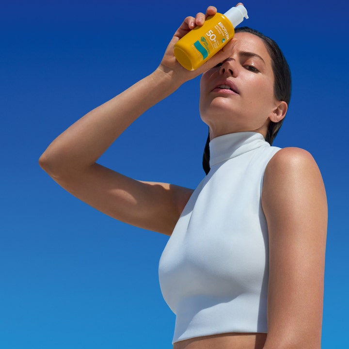 Biotherm Waterlover Sun Milk 200 ml biotherm waterlover solkräm i gul pumpflaska ger skydd mot en klarblå himmel.
