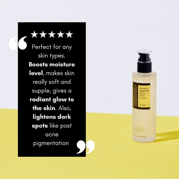 COSRX Advanced Snail 96 Essence 100 ml återfuktande ansiktsserum med snigelslem bredvid en svart ruta med omdöme