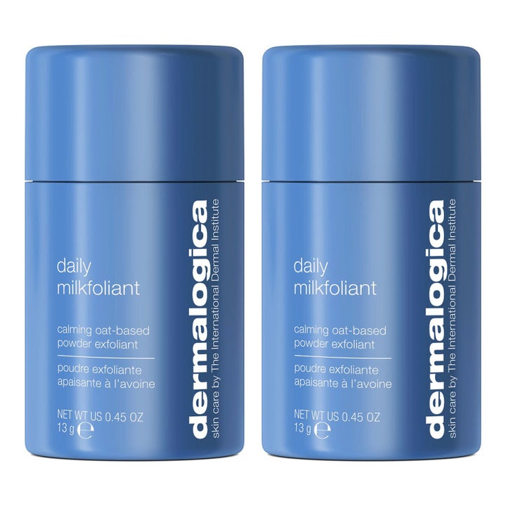 Dermalogica Daily Milkfoliant 13 g lugnande havrebaserad peeling i två matta blå flaskor som står bredvid varandra