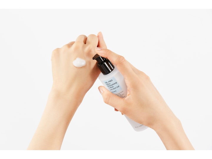COSRX Oil Free Ultra Moisturizing Lotion 100 ml fuktgivande lotion med björksaft som pumpas ut på handryggen