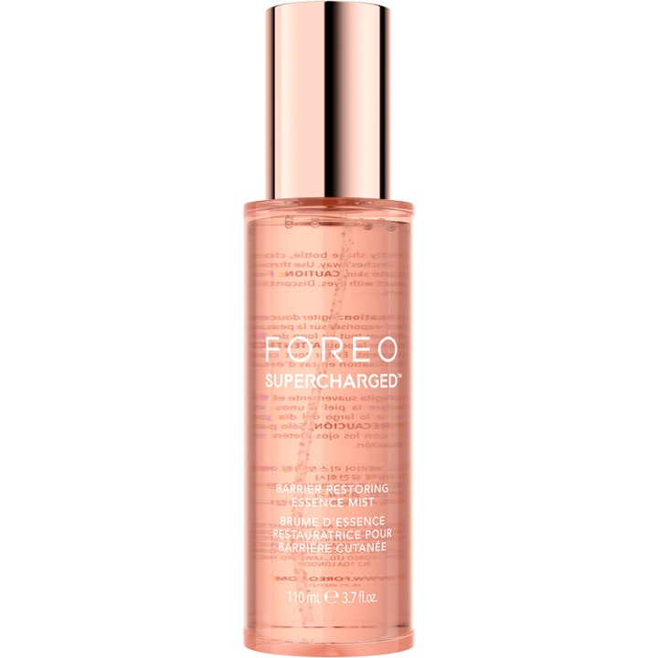 FOREO Supercharged Essence Mist 110 ml fuktspray ansikte mot skadad hudbarriär i rosa flaska med roséguldfärgad kork