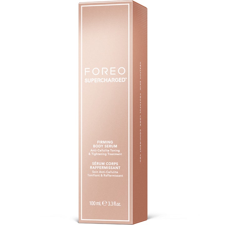 FOREO SUPERCHARGED Firming Body Serum 100 ml för huduppstramning i en persikofärgad ytterförpackning