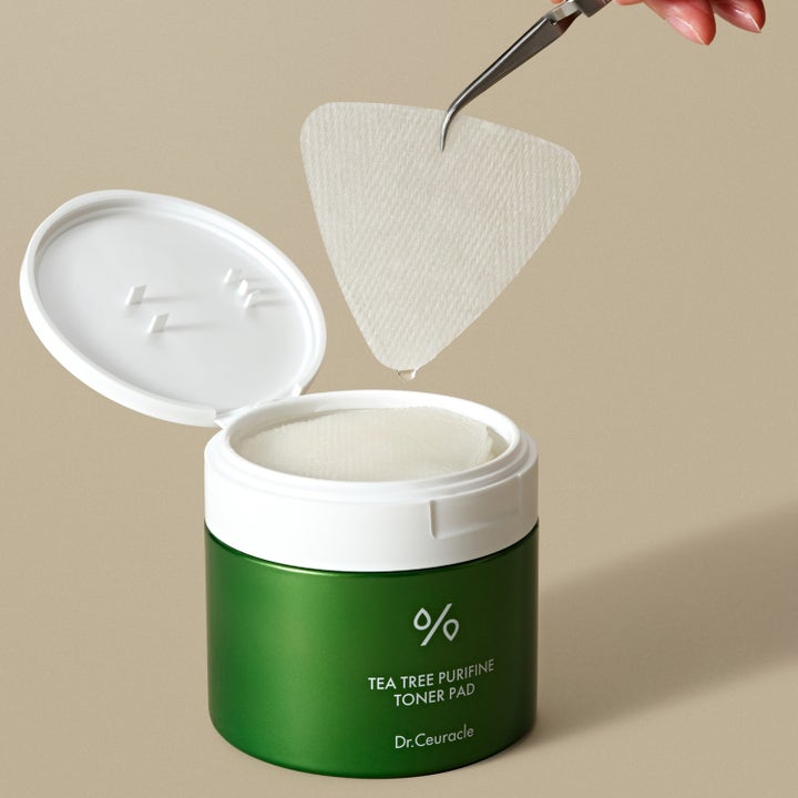 Dr. Ceuracle Tea Tree Purifine Toner Pad 160 ml lugnande toner i grön burk med pincett som lyfter en pad