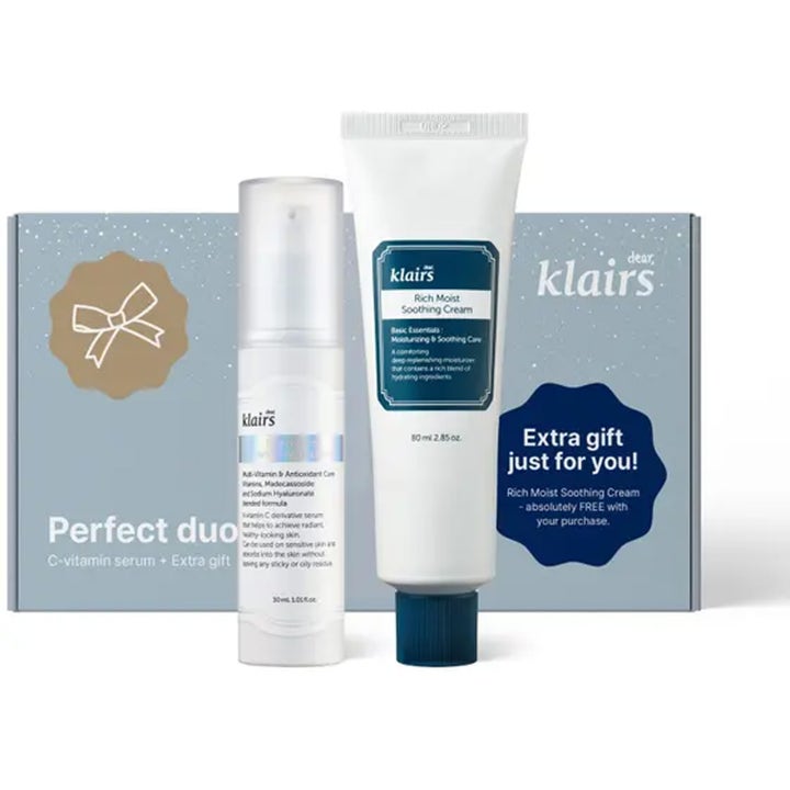 Klairs Perfect Duo 35ml och 80ml lystergivande ansiktsvård med serum och kräm i vit tub och flaska framför blå presentask
