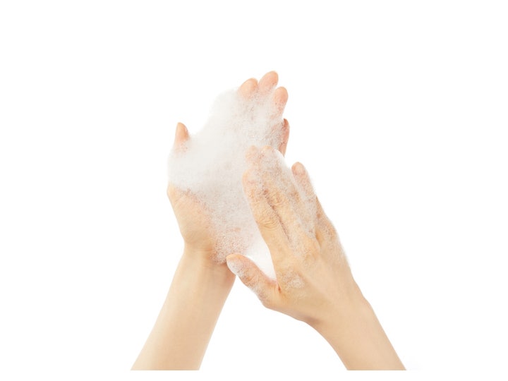 COSRX Low pH Good Morning Gel Cleanser 150 ml morgonrengöringsgel som bildar ett mjukt vitt lödder mellan händerna.