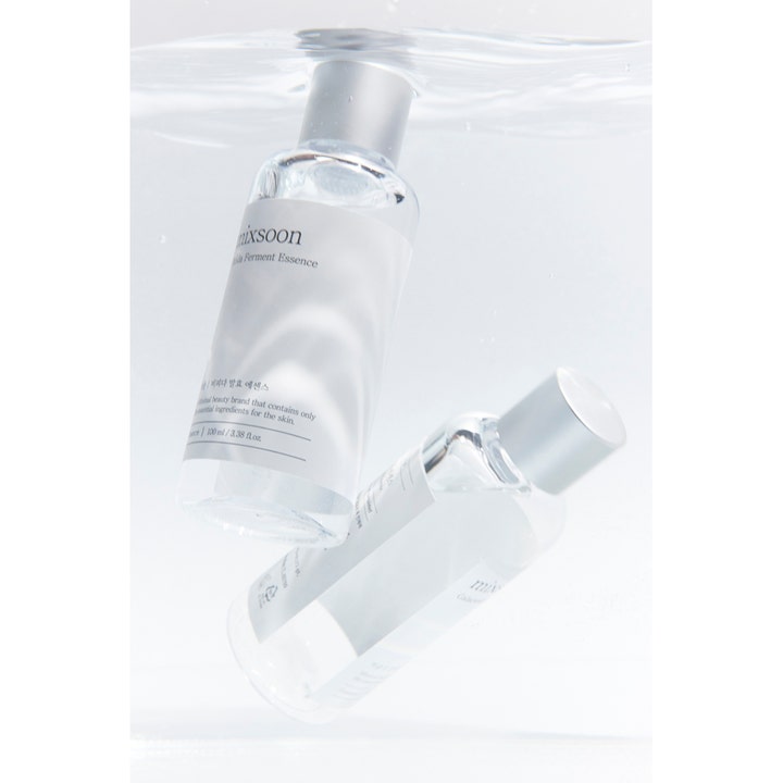 Mixsoon Bifida Ferment Essence 100 ml stärker hudens mikrobiom i genomskinliga flaskor under vatten