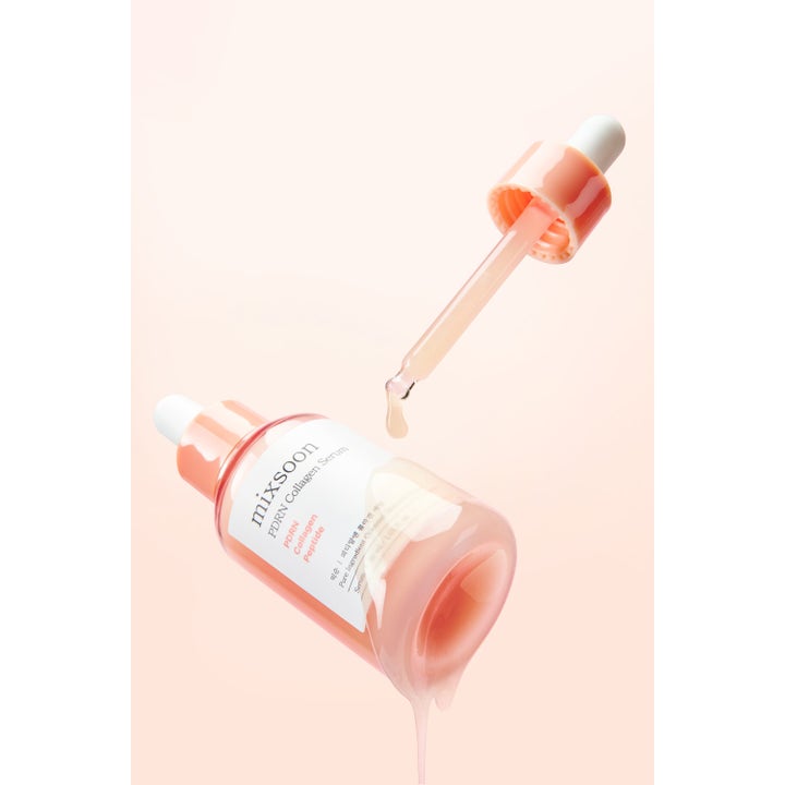 Mixsoon PDRN Collagen Serum 30 ml ger lyster i rosa glasflaska med pipett som droppar krämigt, persikofärgat serum