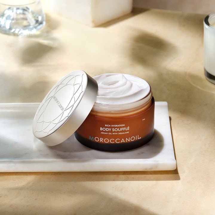 Moroccanoil Body Soufflé 200 ml återfuktande body lotion med krämig vit textur i bärnstensfärgad burk med silverlock