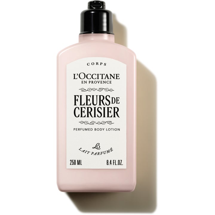 L'Occitane Fleurs de Cerisier 250 ml mjukgörande körsbärslotion i ljusrosa flaska med svart pump och vit etikett.