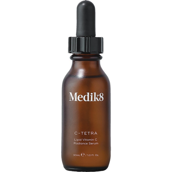 Medik8 C-Tetra 30 ml lystergivande vitamin c serum i en mörk frostad glasflaska med svart pipett.