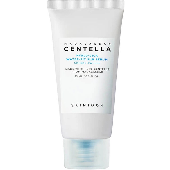 SKIN1004 Madagascar Centella Hyalu-Cica Sun Serum 15 ml återfuktande solkräm i vit tub med genomskinligt lock.