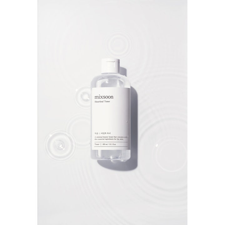 Mixsoon Heartleaf Toner 300 ml lugnande ansiktsvatten för rodnad i klar flaska bland vattencirklar.