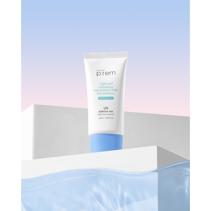 Make Prem UV Defense Me Daily Sun Essence 50 ml återfuktande solskydd i vit tub med blått lock placerad vid vatten.