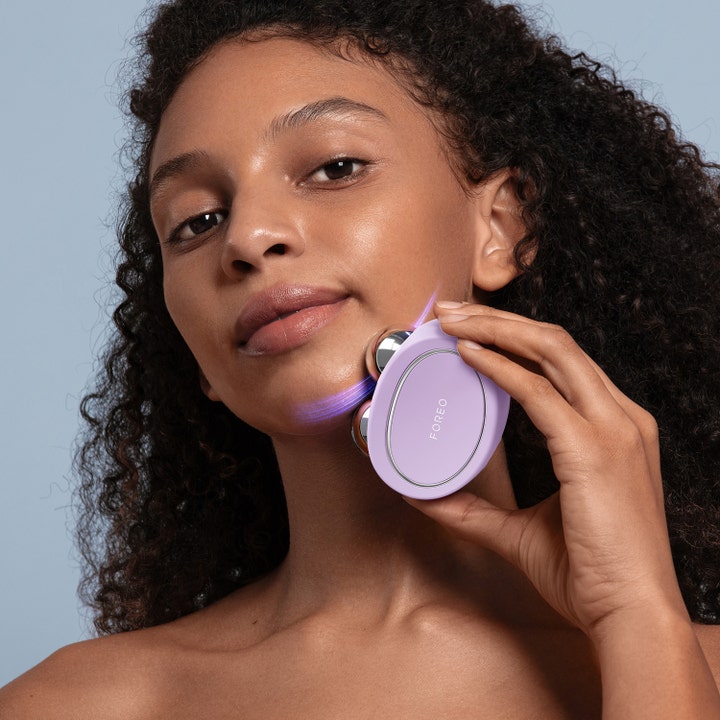 FOREO BEAR 2 Lavender 1 st beauty tech ger fastare hud när den används längs käklinjen med ett lila ljussken