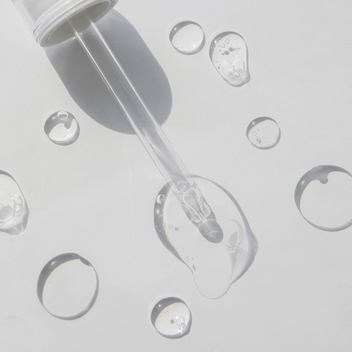 haruharu wonder Black Rice Hyaluronic 30 ml botanisk hyaluronsyra ampull visar klar geltextur och en glaspipett