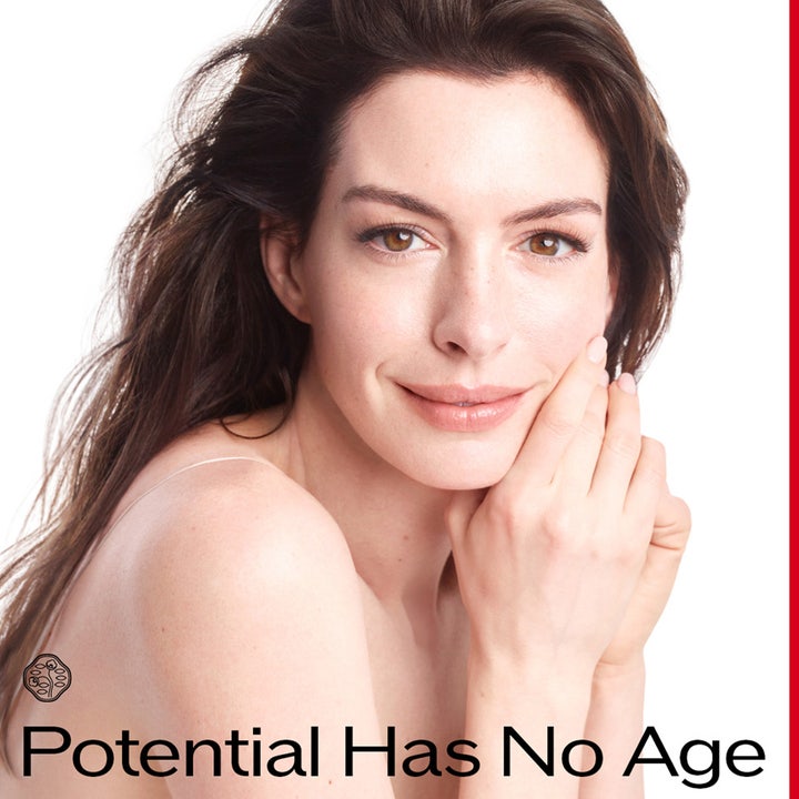 Shiseido Vital Perfection 80 ml återfuktande nattkräm för fastare hud med kvinna och texten Potential Has No Age