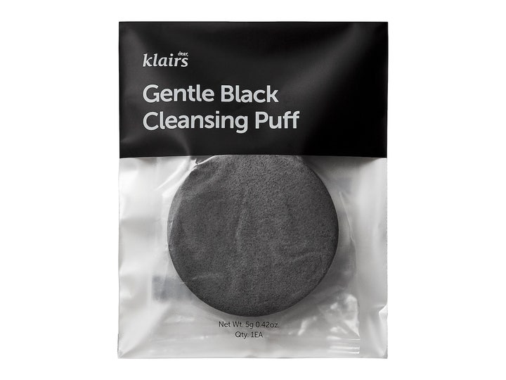 Klairs Gentle Black Cleansing Puff 1 st ansiktsrengöring puff som ger skonsam exfoliering, rund svart rengöringssvamp.