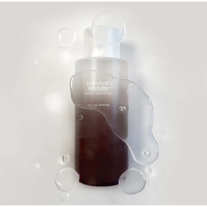 haruharu wonder Black Rice Hyaluronic Toner 150 ml djupfuktande hyaluronsyra hudvård i mörk flaska med vattendroppar