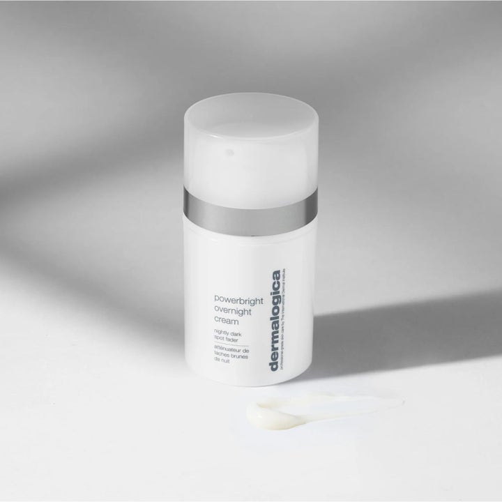 Dermalogica Powerbright Overnight Cream nattkräm med niacinamid i vit pumpflaska med krämig textur.