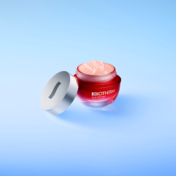 Biotherm Blue Peptides Uplift Moisturizing Cream 30 ml återfuktande dagkräm i röd glasburk med krämig rosa textur.