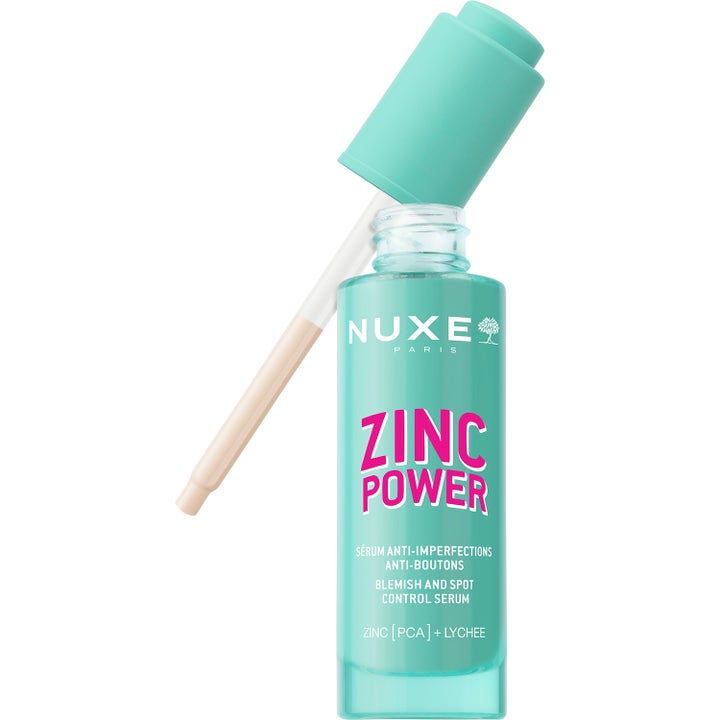 Nuxe Zinc Power Blemish And Spot Control Serum 30 ml motverkar blemmor i en turkos glasflaska med pipett och rosa text.