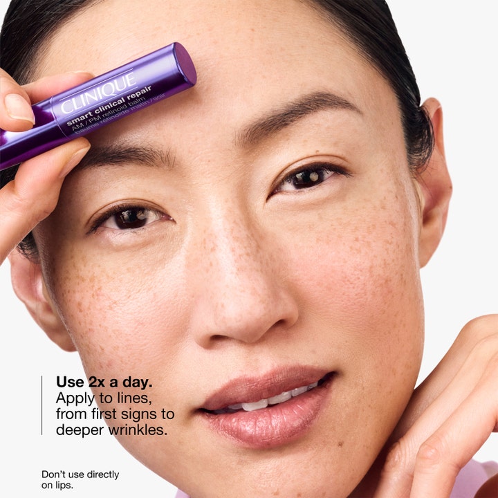 Clinique Smart Clinical Repair AM/PM Retinoid Balm 3 g antiaging balm för ansikte i lila hylsa mot linjer i pannan.