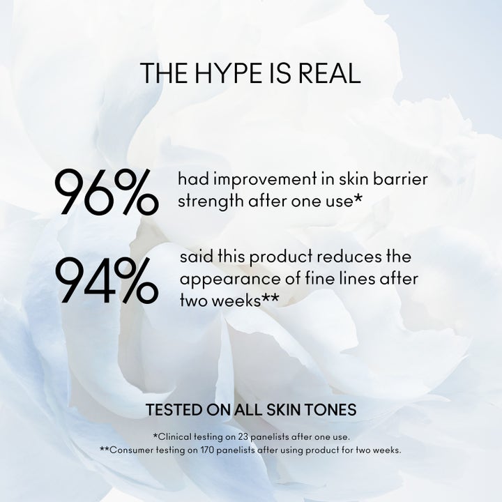 MAC Cosmetics Hyper Real Skincanvas 15 ml ansiktskräm visar 96% starkare barriär och 94% färre fina linjer mot vit blomma.