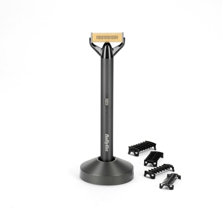 BaByliss Super-X Metal skäggtrimmer för rakning stående i mörkgrått laddställ med fyra svarta distanskammar bredvid.
