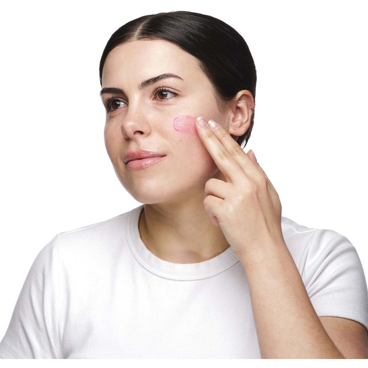The Ordinary Soothing & Barrier Support Serum 30 ml lugnande serum för känslig hud som appliceras rosa på kinden