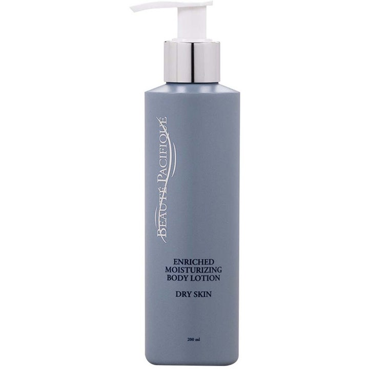 Beauté Pacifique Enriched Moisturizing Body Lotion 200 ml berikad återfuktande kroppskräm i grå flaska med vit pump.