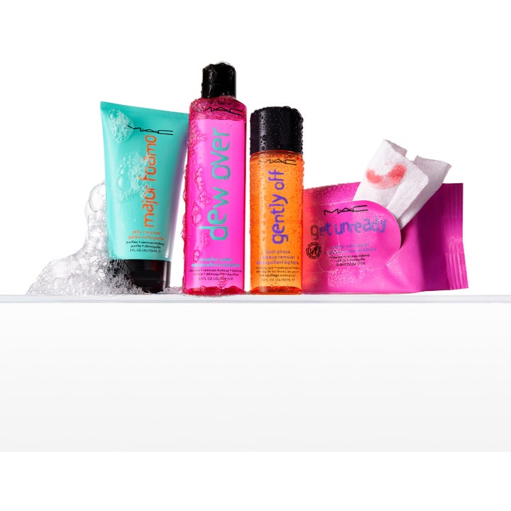 MAC Cosmetics Major Foamo Jelly Cleanser 50 ml i en turkos tub omgiven av löddrande rengöringsskum.
