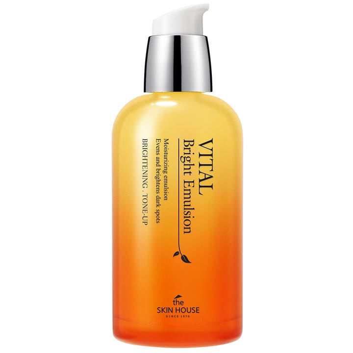 The Skin House Vital Bright Emulsion ljusande lotion som ger lyster i en frostad gulorange flaska med vit pump.