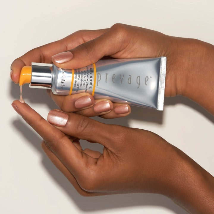 Elizabeth Arden Prevage City Smart 40ml återfuktande solkräm ansikte spf 50 appliceras som beige kräm från en silvertub.
