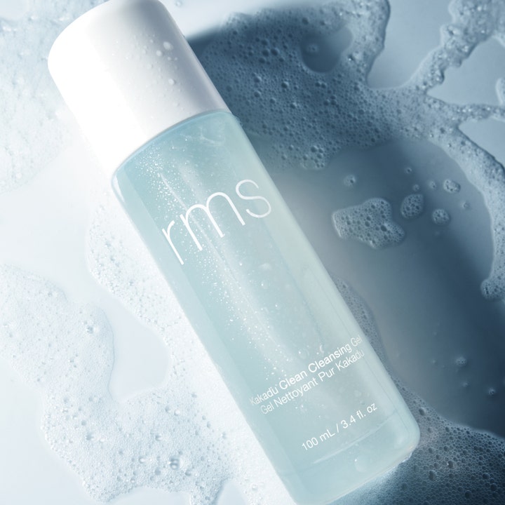 RMS Beauty Kakadu Clean Cleansing Gel 100 ml uppfriskande rengöringsgel i ljusblå flaska omgiven av vitt lödder