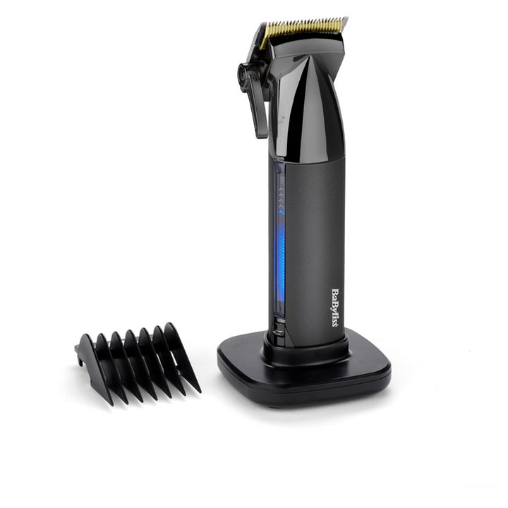 BaByliss hårtrimmer sladdlös klippare som ger precision i svart design med guldskär och blått ljus i laddställ