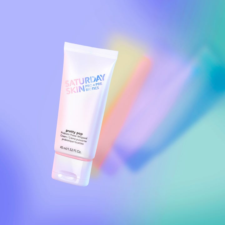 Saturday Skin Pretty Pop Probiotic Power Whipped Cream 45 ml i tub ger lyster mot en pastellfärgad bakgrund.