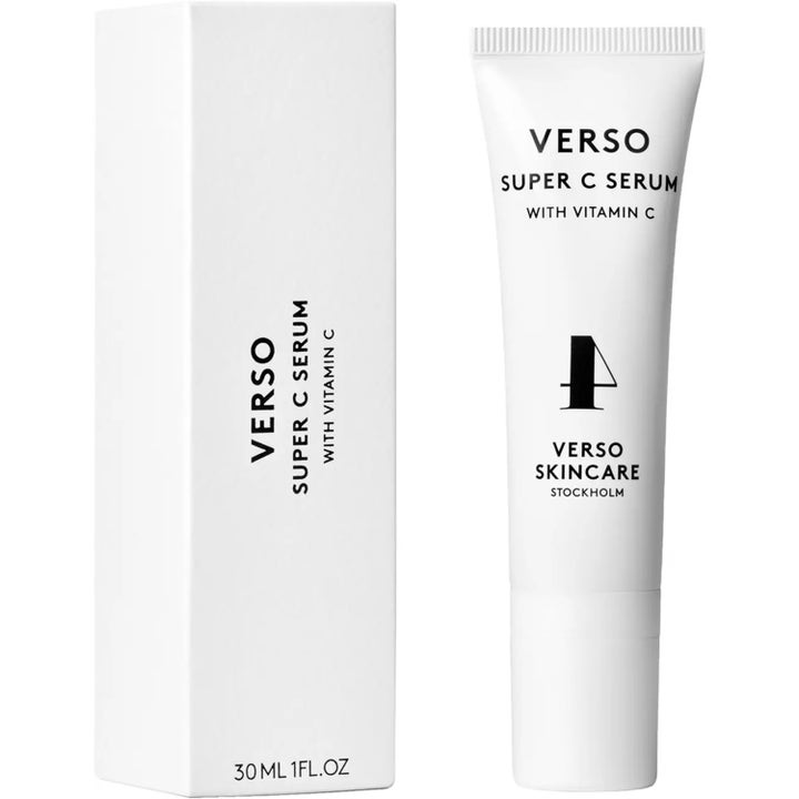 Verso N°4 Super C Serum 30 ml lystergivande ansiktsserum med vitamin C i vit tub och matchande pappkartong.
