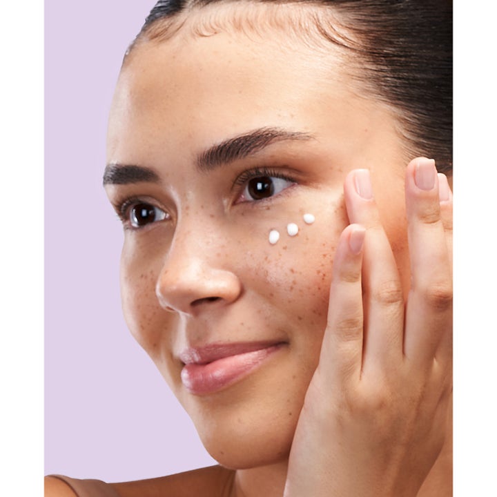 Exuviance Pro-Plump Hydrating Eye Cream 15 g återfuktande ögonkräm applicerad i tre vita klickar under ögat.