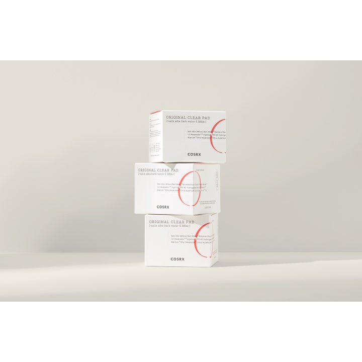 COSRX One Step Original Clear Pad 70 st bha exfoliering pads i en stapel av tre vita ytterförpackningar.