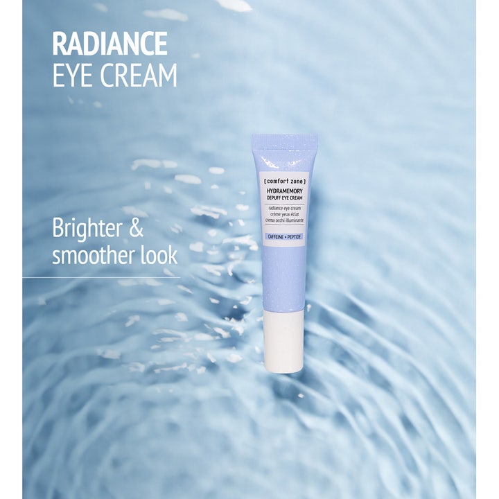 Comfort Zone Hydramemory Depuff Eye Cream 15 ml avsvällande ögonkräm med koffein i ljuslila tub mot blått vatten