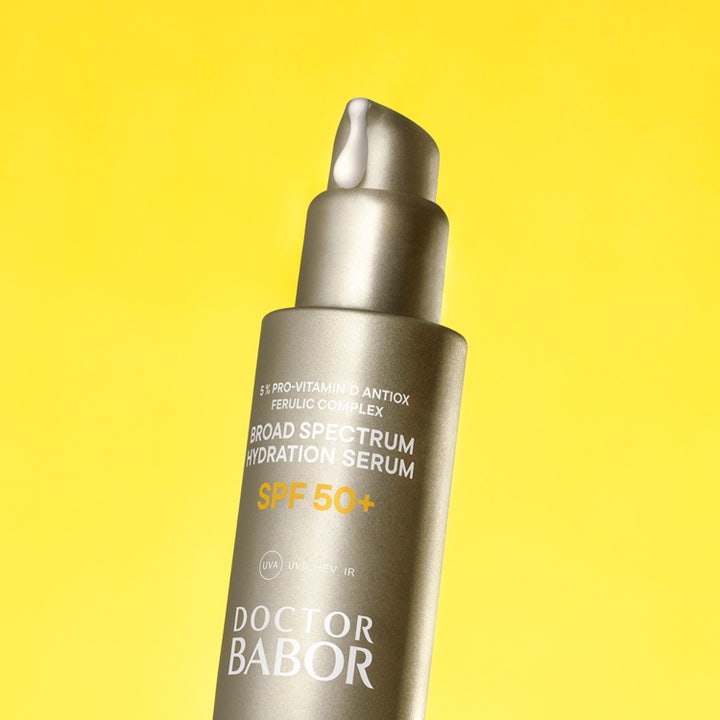 Babor DOC Broad Spectrum Hydration Serum SPF 50+ 30 ml återfuktande ansiktsserum med solskydd i guldflaska mot gul bakgrund
