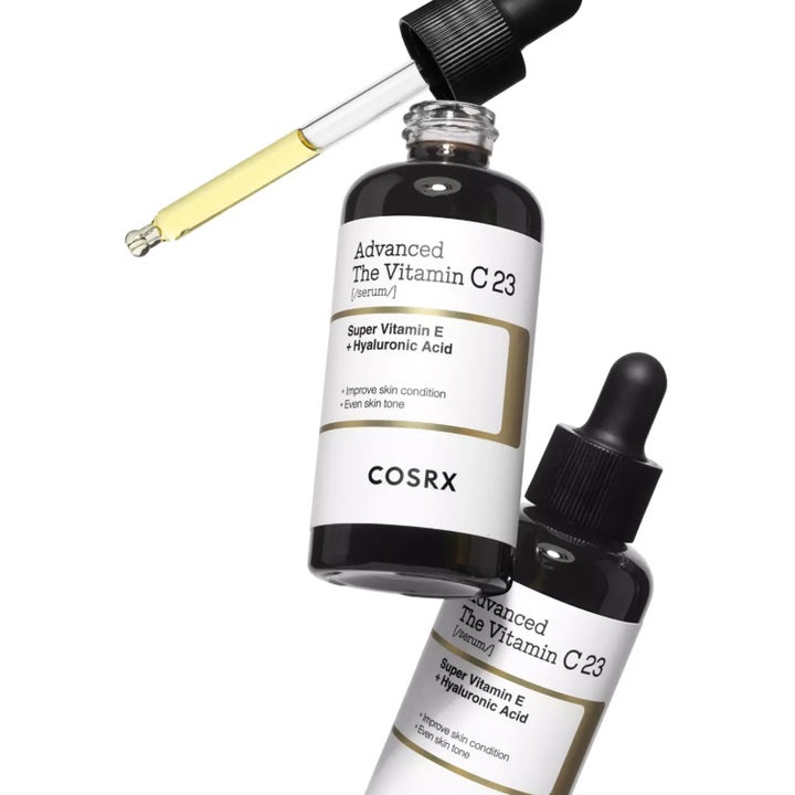COSRX Advanced The Vitamin C 23 Serum 20 g i mörk glasflaska med pipett som visar gult lysterivande serum
